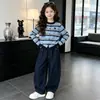 Conjunto de otoño para niña 2026 nuevo y elegante ropa de otoño infantil cárdigan a rayas y pantalones acampanados de mezclilla conjunto de dos piezas