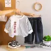 2026 Novo Conjunto Casual Elegante de Duas Peças com Listras Verticais em Inglês para Crianças na Primavera e Outono Estilo Coreano Roupa de Outono Venda por Atacado