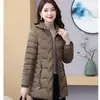 Abrigo de algodón de invierno para mujer para madres, de longitud media, nuevo modelo 2025, chaqueta de algodón para mediana edad y ancianos, abrigo de algodón cálido para otoño e invierno, negro
