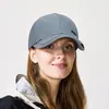 Nueva Colección de Primavera Gorra de Béisbol de Color Sólido Versátil para Hombres y Mujeres con Logo Metálico Fewk, Visera Dura Ajustable, Gorra de Sol a la Moda