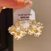 Pendientes de Flor Pintados en Spray de Perlas de Imitación con Aguja Plateada Estilo Retro Pendientes de Nicho Estilo Palacio Francés Pendientes Elegantes de Gama Alta para Mujer