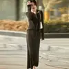 Nuevo Conjunto de Dos Piezas para Primavera y Otoño 2026: Bufanda Delgada, Suéter de Punto de Manga Larga, Falda de Color Sólido de Cintura Alta de Longitud Media
