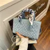Bolsa de Mão Elegante e Simples Estilo Princesa Diana 2026 Novo Modelo Bordado Pesado de Alta Qualidade Lenço de Seda Bolsa Transversal de Ombro Único Bolsas