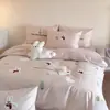 Novo Conjunto de Quatro Peças de Roupa de Cama de Algodão de Fibra Longa 100S Estampado de Desenho Animado para Primavera e Verão Lençóis de Cama Capa de Colcha Roupa de Cama Toalha Infantil Conjunto de Quatro Peças Bordado