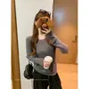 Top de malha doce e feminino estilo coreano com bordas plissadas, mangas compridas, gola redonda, toque de alta qualidade, caimento justo, adequado para usar em camadas