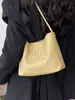 Bolso de mano de moda de nicho con patrón tejido para mujer, nuevo bolso tipo cubo estilo vintage, bolso de hombro para llevar bajo el brazo