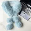 Foto real de un pañuelo con pompón de piel sintética de zorro, estilo largo con flecos y pompones, elegante y versátil, adecuado como cuello de pelo o calentador de cuello.