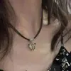 Colar com Pingente de Borboleta Retro Super Bonito para Mulheres, Gargantilha de Corda de Couro de Alta Qualidade, Colar para Moletom, Estilo Curto Tendência, Descolado e Versátil