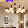 Lámpara de araña vintage para sala de estar estilo francés, iluminación principal retro americana de alta gama para el vestíbulo, nuevo modelo 2026 lámpara de madera de nogal