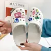 Zuecos transpirables de suela blanda antideslizantes para mujer con dibujos animados, sandalias de moda de verano para exteriores, pantuflas huecas estilo coreano