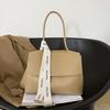 Uma geração de bolsas femininas de estilo estrangeiro 2023 nova moda popular online versão coreana de bolsa simples de axila bolsa de ombro portátil de nicho