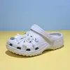 Sandálias Crocs Clássicas de Estrela com Strass e Pérolas para Mulheres Chinelos de Dedo para Uso Externo Femininos Sapatos de Praia Crocs para Casa Mulheres