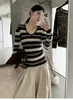 Suéter de punto negro a rayas con cuello en V y manga larga estilo coreano para mujer, perfecto para principios de otoño, con diseño de espalda descubierta, corte ajustado y una silueta favorecedora