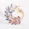 Broche Versátil de Cisne de Luxo Leve para Mulheres, Corsage Animal Retro com Cristal de Imitação Degradê, Acessórios de Pino Fashion para Casacos e Jaquetas