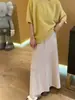 Falda Midi Plisada de Lana Gris Estilo Francés de Alta Calidad para Invierno 2026 con una Silueta Fluida y Elegante