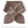Novo cachecol de cashmere liso para outono e inverno com design perfurado em xadrez, oferecendo calor, proteção contra o frio e suporte para o pescoço; um aquecedor de pescoço grosso com padrão jacquard.