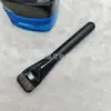 Maquiador Recomenda um Pincel Plano para Base Que Não Absorve o Pó, para um Acabamento Leve e Uniforme, e um Pincel Esponja para Pó Que Não Absorve o Pó