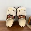Nova coleção Outono/Inverno 2026: sapatos femininos estilo Birkenstock, com sola grossa, tema de desenho animado, fofos, versáteis e forrados com fleece, com salto oculto e design de meia-sapato