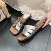 Chinelos Tanga Casuais da Moda Femininos 2026 Verão Novo Sandálias Plataforma de Solado Grosso Estampa de Leopardo Bico Aberto Sapatos de Praia