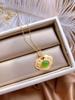 Colgante de jade con incrustaciones de oro Ruyi Xiangyun, chapado en latón, color dorado, con tecnología dorada, collar de calcedonia verde con efecto arenado para mujer