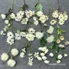 Decoração de Casamento com Flores Brancas, Peônias, Phalaenopsis, Rosas, Arranjos Florais de Teto e Arranjos Florais Pretos para o Salão de Casamento