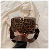 Bolso pequeño y popular de este año para mujer, bolso de mensajero de diseño retro nuevo de primavera 2025, bolso cuadrado pequeño con estampado de leopardo para mujer