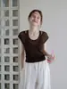 Camiseta feminina marrom de manga curta com decote V, estilo duas peças, para o verão, com camisola, design fresco e vazado, simples e elegante, corte justo