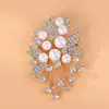 Broche de aleación y perla para mujer al por mayor, pin de flor dulce de temperamento de alta gama, accesorio de corsage versátil anti-luz