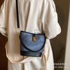 Diseño de nicho bolsa pequeña portátil para mujer 2023 nuevo estilo western popular bolsa de hombro de color contrastante bolsa cruzada tipo cubo estilo western