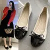 Más vendidos en plataformas independientes, zapatos planos con lazo de bloques de color y suelas suaves, punta redonda, simples y versátiles, estilo femenino, zapatos casuales transfronterizos para mujer