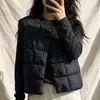 Fotos reais da nova coleção de inverno 2026: Colete sem gola e com gola redonda estilo coreano para mulheres, acolchoado, curto e projetado para ser usado como peça externa para aquecimento.