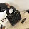 Elegante y moderno bolso acolchado para mujer de la nueva colección 2026, versátil para el trabajo, moderno bolso de hombro de comercio exterior