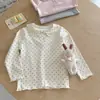 Roupas de primavera e outono para bebês e crianças pequenas, camiseta fofa de manga comprida com um elegante colarinho de boneca para bebês meninas, top base versátil, moderno