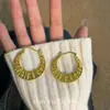 Pendientes de Aro Grandes Huecos Estilo Exagerado Old Money Europeo y Americano para Mujer, de Moda Lujo Ligero con un Toque de Alta Gama, Accesorios de Oreja Únicos y Versátiles