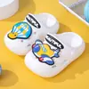Novedad de Verano Estilo Hueco Transpirable Zuecos de Superhéroe para Niños con Suelas Suaves, Protección para los Pies y Diseño de Punta Cerrada para Guardería, Hogar y Playa