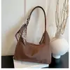 Nueva colección de bolsos de otoño e invierno: bolso de axila elegante, versátil y moderno, perfecto para el trabajo y los desplazamientos, bolso de hombro de gamuza para mujer