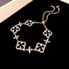 Pulsera Flor de Circonita Chapada en Oro Real Nicho Dulce Versátil Pulsera Temperamento Lujo Ligero Joyería de Gama Alta para Mujeres Al Por Mayor