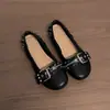 Zapatos Individuales Retro de Corte Bajo con Remaches para Mujer Otoño 2026 Nuevos Redondos Planos con Hebilla Slip-on Mary Janes