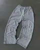 Calça Jogger Casual Cinza Vintage Desgastada com Cintura de Borda Crua e Letreiros Graffiti Laterais, Calça de Pernas Retas com Punhos Ajustáveis para Hip-Hop Dança de Rua