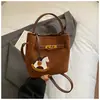 Bolso Satchél Cubo Retro de Gama Alta para Mujer Otoño e Invierno 2025 Nuevo Bolso de Hombro de Nicho para Viajes Cotidianos Bolso Cruzado de Gran Capacidad