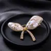 Broche de Moda Más Vendido Transmitido en Vivo, Hebilla de Bufanda de Seda de Alta Gama Estilo Coreano, Broche de Pedrería a la Moda, Pin para Abrigo, Accesorio de Ropa de Perla
