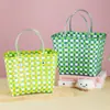 Cesta de Plástico Colorida Trançada Lembrancinha de Aniversário Infantil Estilo Fresco Bolsa Casual de Férias Feminina Bolsa Carteiro Xadrez Cesta de Legumes