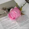 Flor Artificial de Capullo de Rosa Fantasía de Cabeza Única Rosa de Seda Accesorios para Fondo de Boda Decoración de Escaparate de Centro Comercial