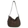 Nova bolsa de ombro retrô em camurça 2026 para mulheres, apresentando uma textura luxuosa e macia, um design versátil e casual, e um estiloso estilo crossbody.