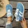 Tênis de malha plus size para mulheres, nova coleção primavera/verão 2026, sapatos casuais versáteis, tênis de corrida e calçados esportivos, disponíveis para atacado