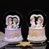 Caja de música con forma de bola de cristal para pareja, ideal como regalo de vacaciones para novias, decoración de escritorio para habitación, artesanías de resina.