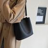 Popular retro alça larga bolsa pequena axila para mulheres 2023 nova moda outono e inverno popular bolsa de ombro único crossbody balde