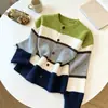 Cardigã de tricô listrado color block estilo old money coreano para mulheres, novo top de outono curto de caimento solto emagrecedor para o dia a dia com mangas compridas