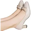 Sapatos de salto grosso estilosos, versáteis e confortáveis para mulheres, novo modelo outono 2026, sapatos de salto alto de bico fino slip-on macios e universais para mulheres