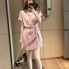 Vestido Rosa Listrado Suave com Decote V Estilo Coreano para Mulheres, Novo Design de Verão com Cintura de Amarrar, Design Emagrecedor, Vestido Curto